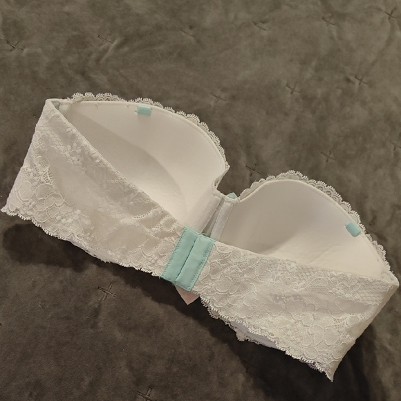 Victoria's Secret White Lace Bra with Floral Accents - Picture 2 of 7